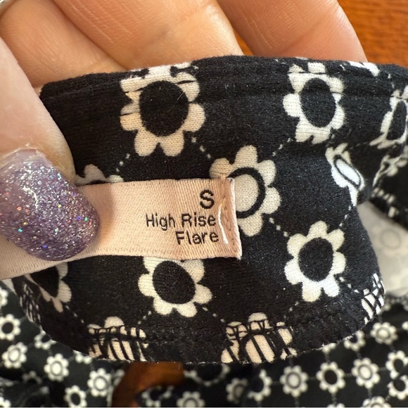 SO size small Black and White Floral High Rise Flare leggings super fun - Picture 2 of 7